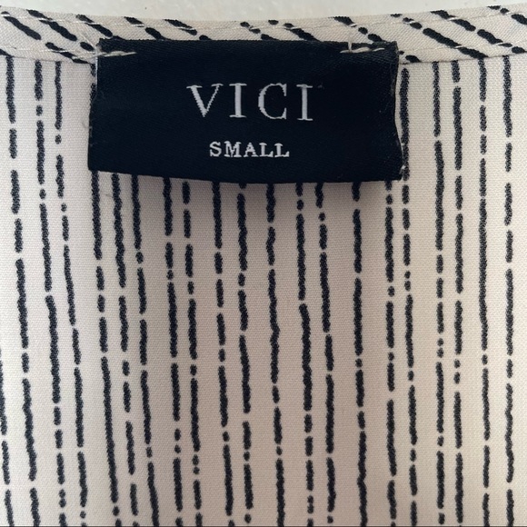Vici Spontaneity Butterfly Sleeve Striped Blouse Small - Picture 7 of 8